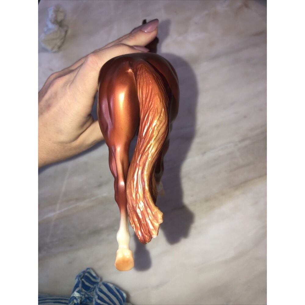 BREYER #957 CLASSIC FREEDOM SERIES CHESTNUT WALKING THOROUGHBRED - Picture 4 of 7